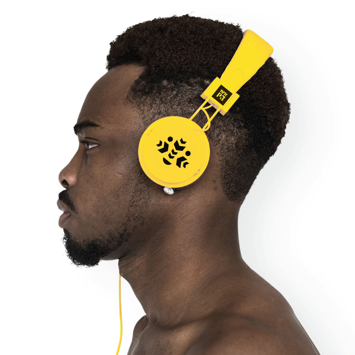 Bilde av hodetelefoner på en mann, med P3 logo