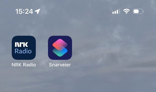 Bildet viser hjemskjerm på en iPhone, med ikoner for appene NRK Radio og Snarveier.