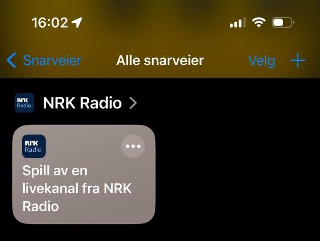 Bildet viser en boks med teksten "spill av en livekanal fra NRK Radio". I øvre høyre hjørne av boksen er det tre prikker man kan trykke på. Prikkene gir tilgang til flere alternativer.