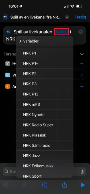 Bildet viser teksten "spill av livekanalen kanal i NRK Radio". Ordet kanal er omkranset for å vise at man kan trykke på ordet. En nedtrekksmeny med ulike kanaler ligger over.