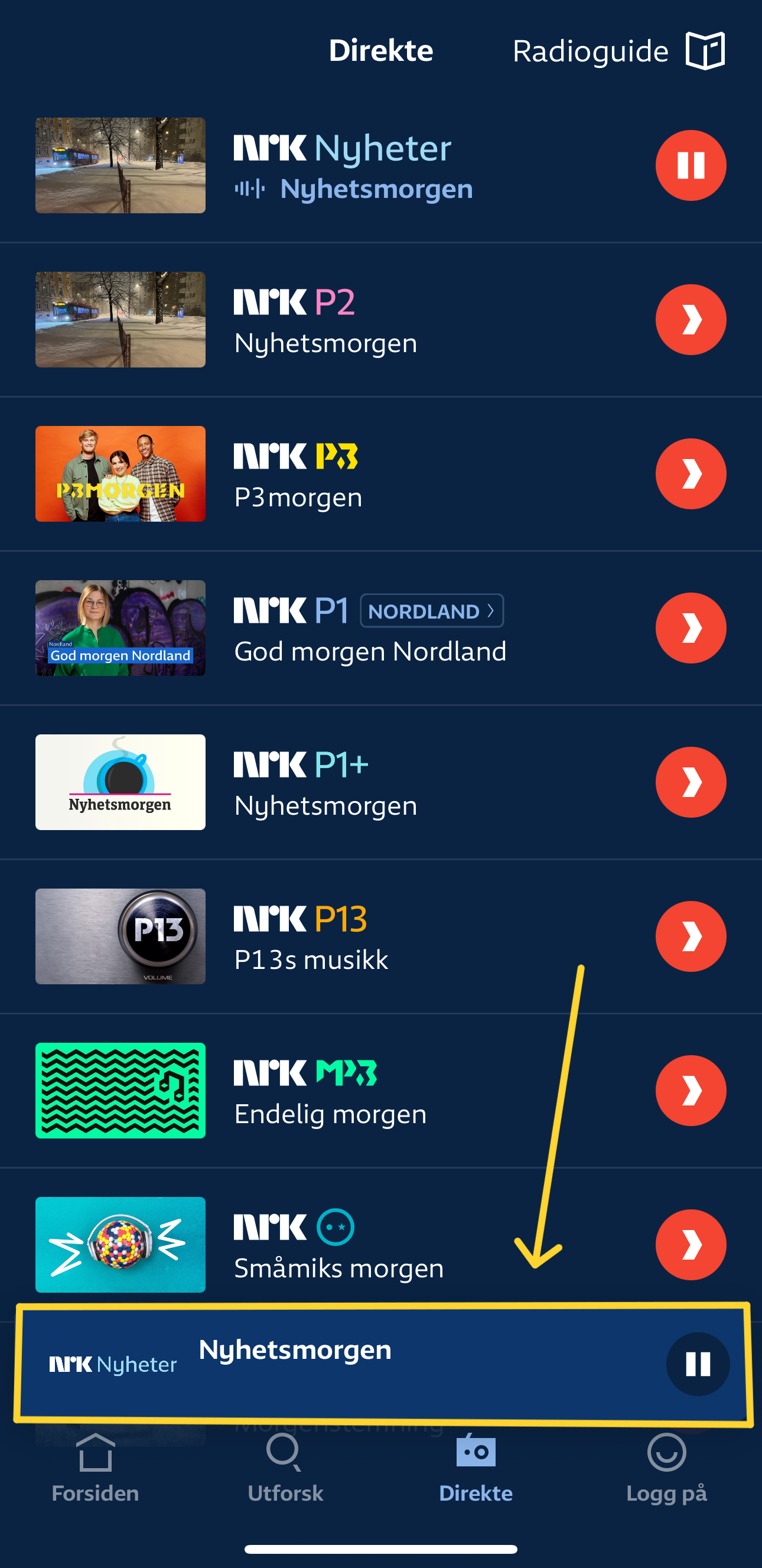 Oversikt over radiokanalene i appen NRK Radio. Avspillingen av kanalen NRK Nyheter er startet. Pil på og firkant rundt avspillingslinja nederst i appen. Trykk på avspillingslinja for å åpne fullskjermvisning av direkteavspillingen. 