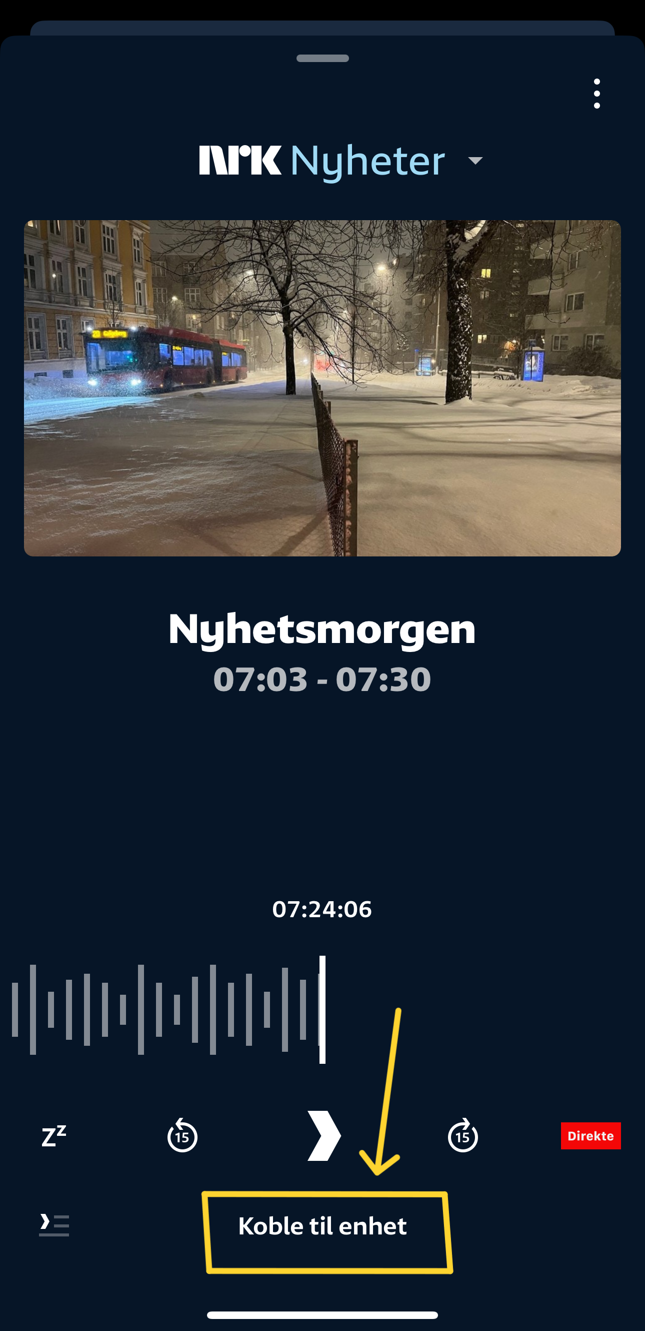 Fullskjermvisning av direkteavspillinga i appen NRK Radio. Pil på knappen koble til enhet nederst i fullskjermvisningen. 