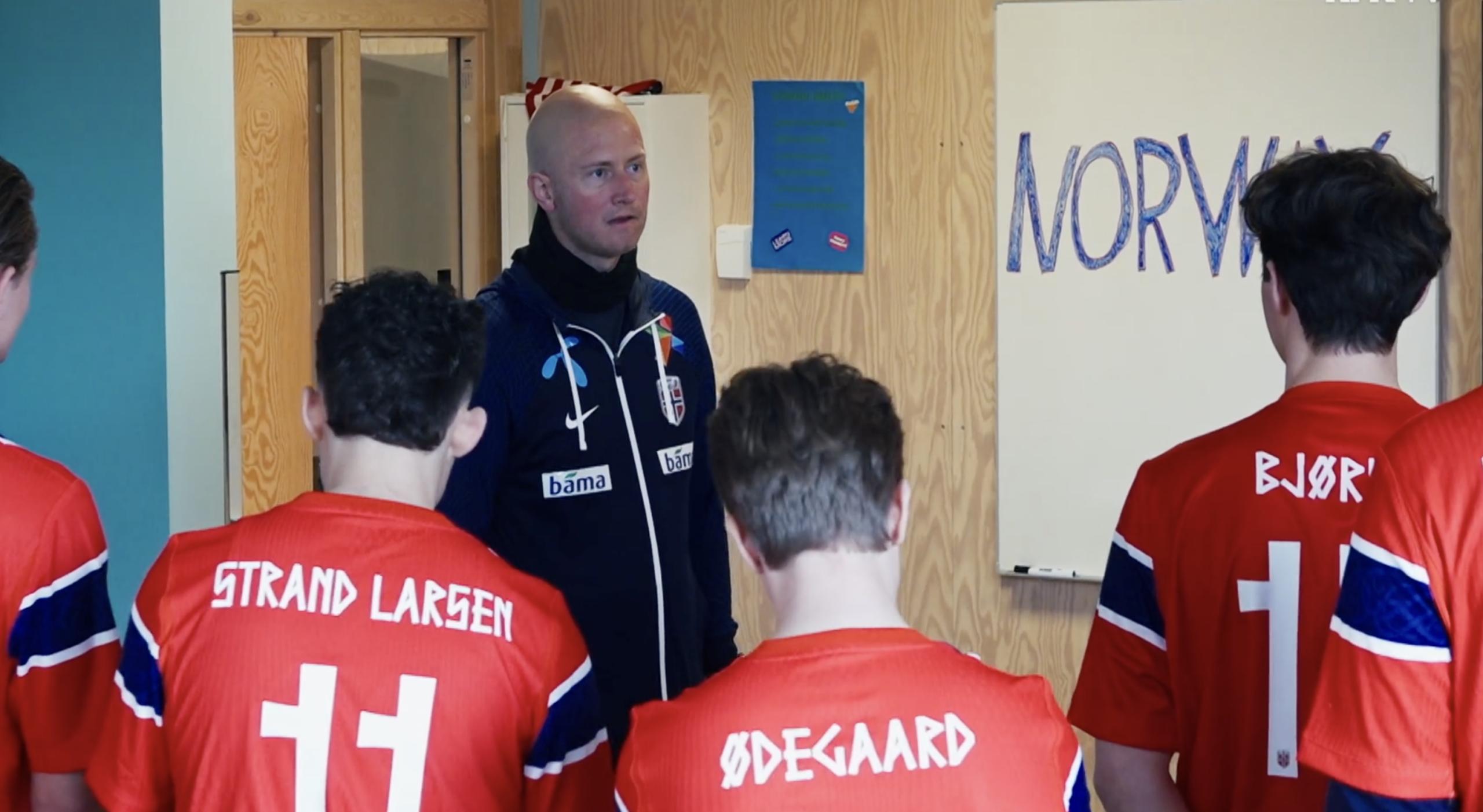 Christian Mikkelsen kledd og sminket som landslagsjef Ståle Solbakken i VM-spesialen til «Humoretaten».