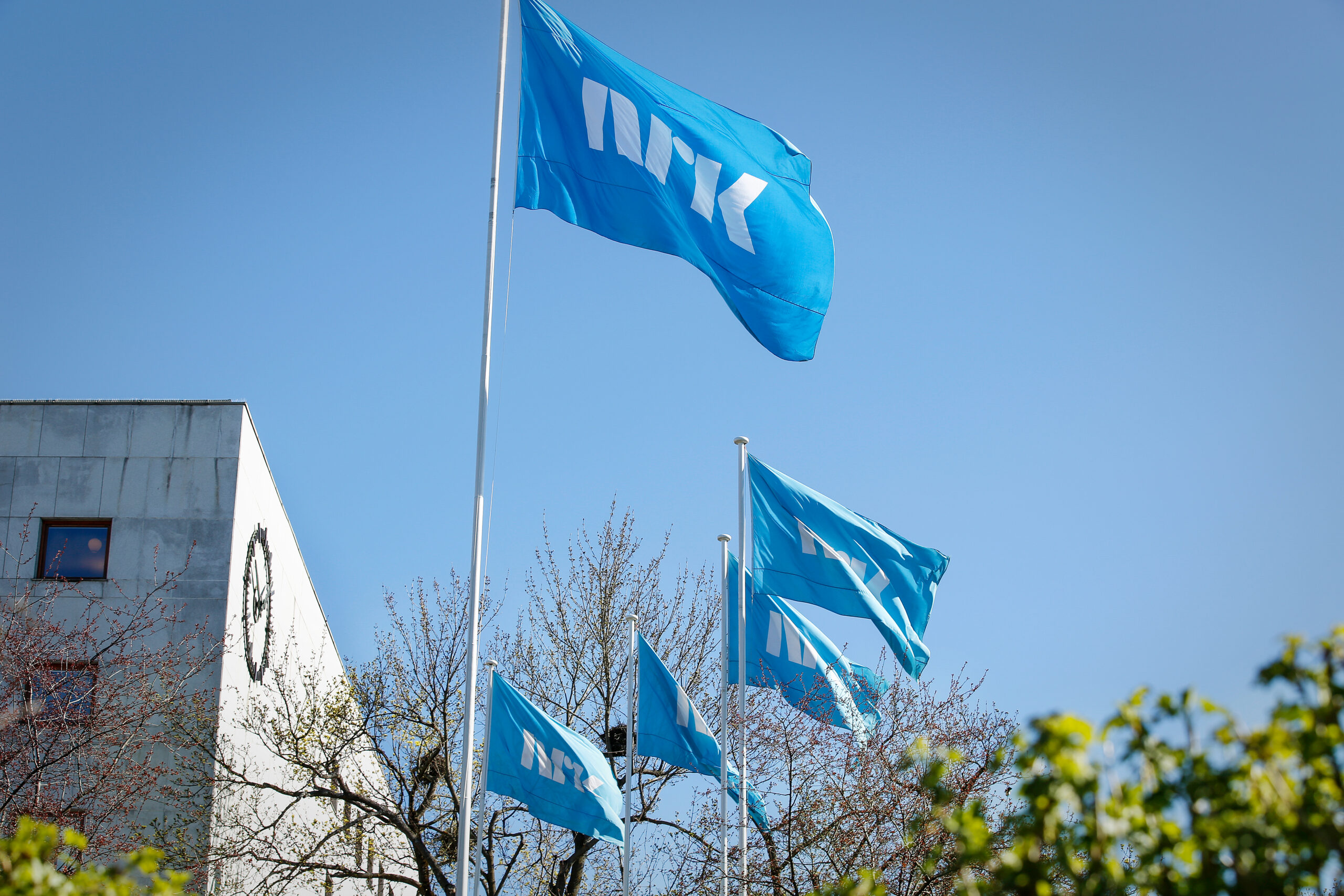 Bilder viser fasaden av NRKs hovedkontor på Marienlyst, om gitt av NRK-flagg.
